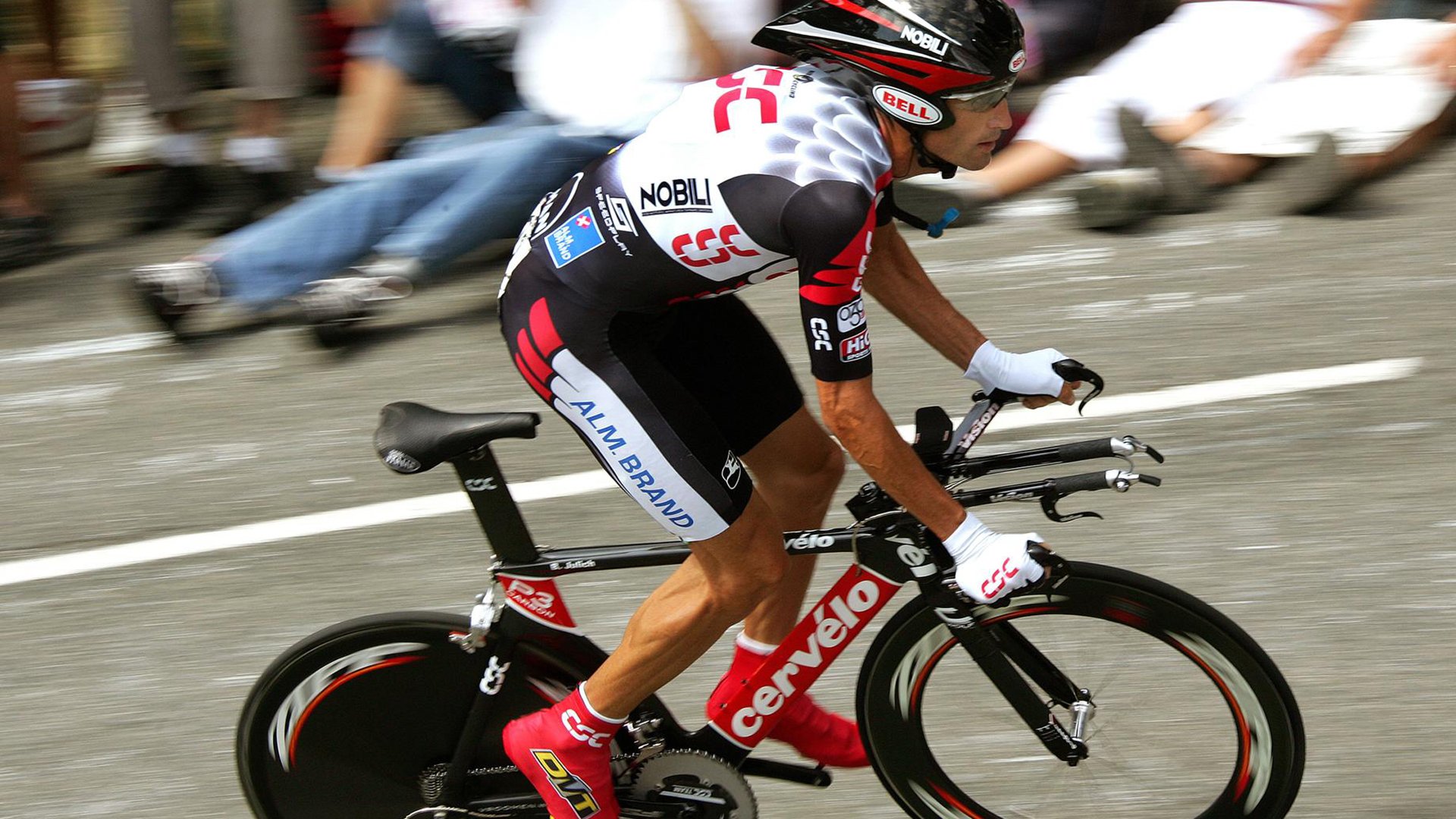 赛事直播现场：线下和线上同步震撼体验，线上线下比赛什么意思